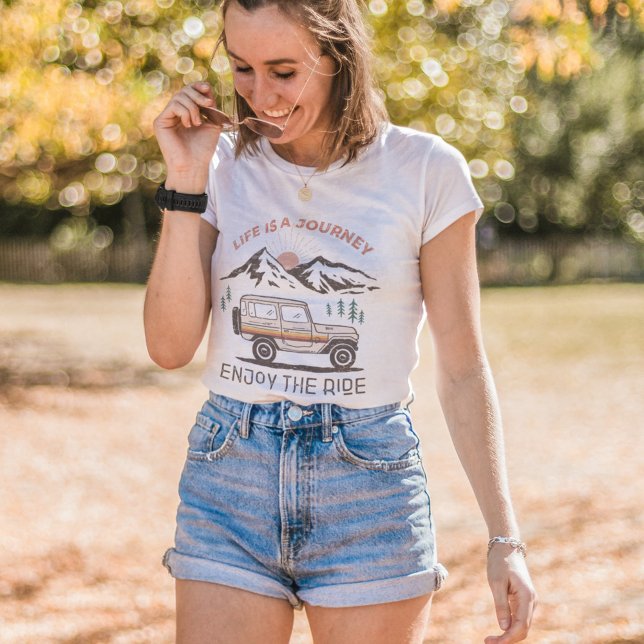 Camiseta A vida é uma jornada que desfruta da coroa colorid (Criador carregado)