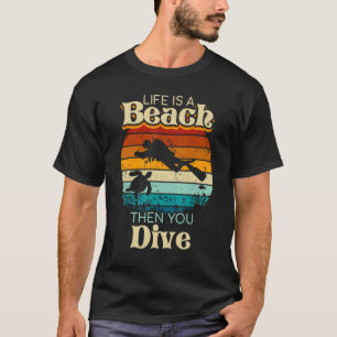 Camiseta A Vida É Uma Praia, Então Você Difunde Scuba Diver