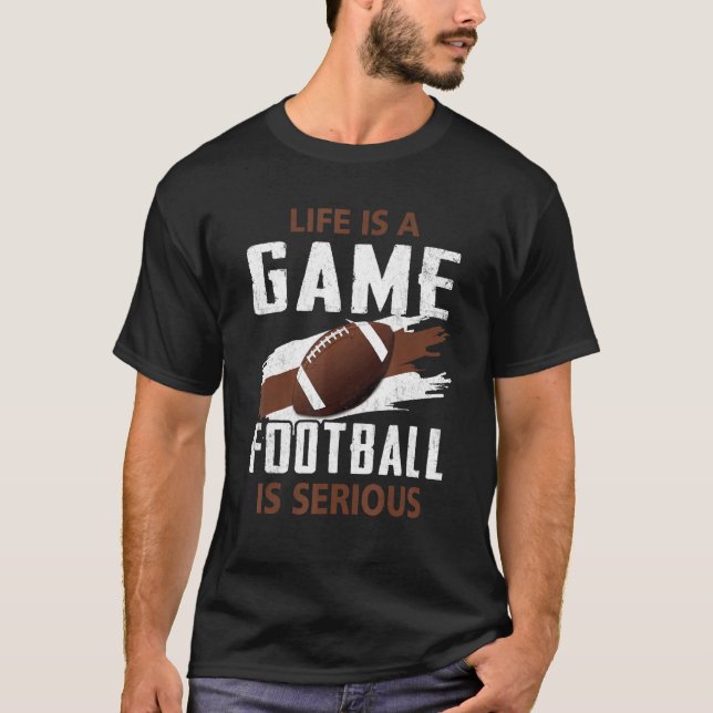 Camiseta A Vida Esportiva É Um Futebol De Jogo Sério (Frente)