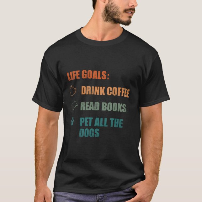 Camiseta A Vida Gosta De Café Ler Livros Pet Todos Os Cães (Frente)