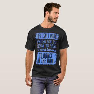 Camiseta A vida não está esperando a passagem da tempesta