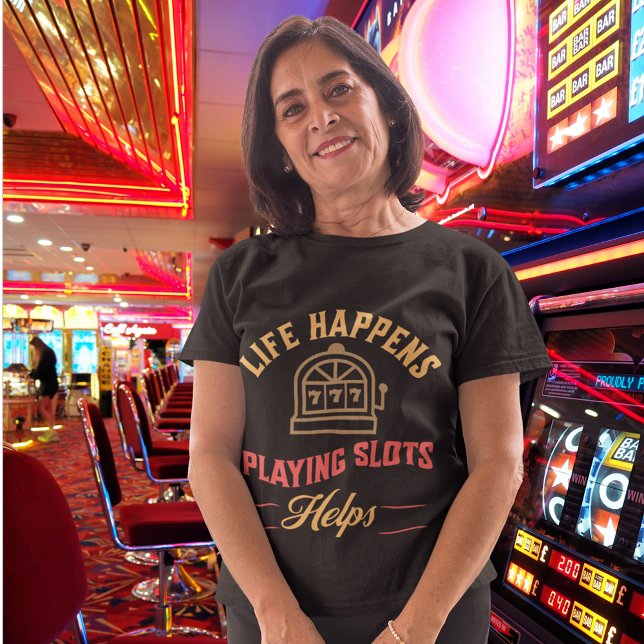 Camiseta A Vida Ocorre Jogando Slots Ajuda (Life Happens Playing Slots Helps)