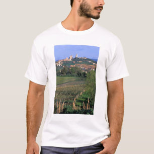 Camiseta A vila de San Gimignano fica nas colinas ondulante