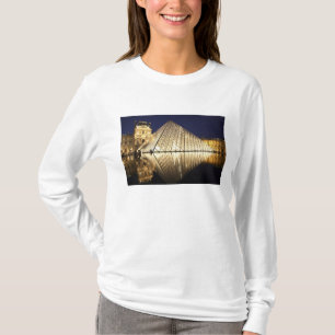 Camiseta A vista noturna da Pirâmide de vidro do Museu do