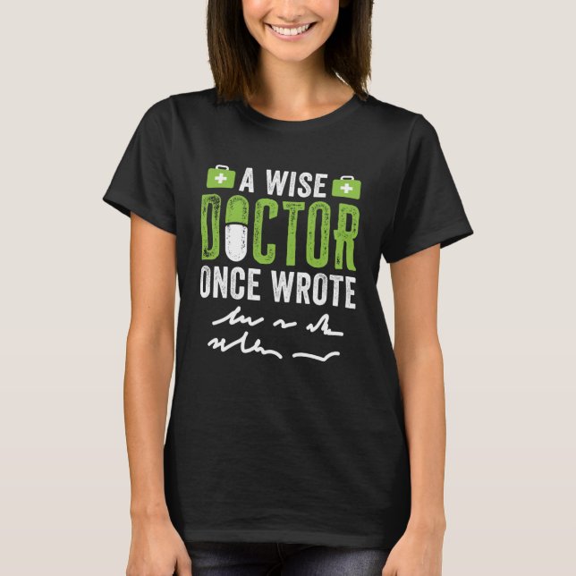 Camiseta A Wise Doctor Once Wrote   Bad Handwriting (Frente)