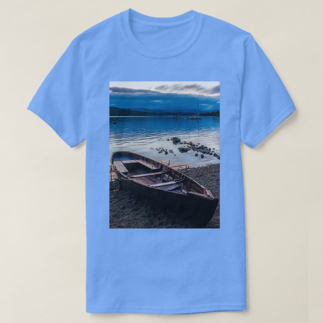 Camiseta A wooden rowing boat at Miller Ground beach on Lak (Frente do Design)
