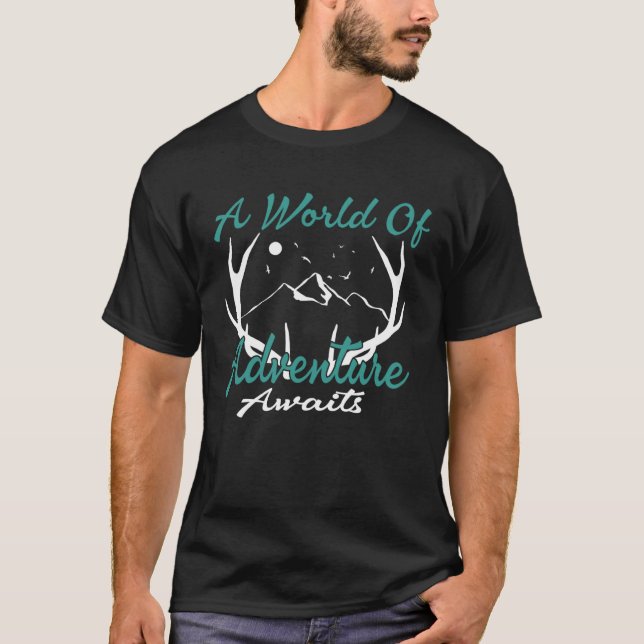 Camiseta A World of Adventure Awaits Outdoor Bushcraft Hiki (Frente)