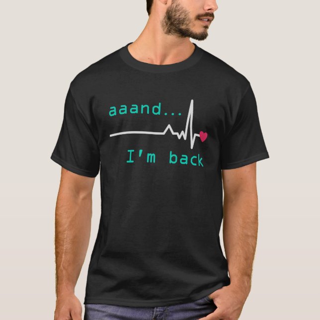 Camiseta Aaand I'm back Heart Attack Survivor Post Heart Su (Frente)