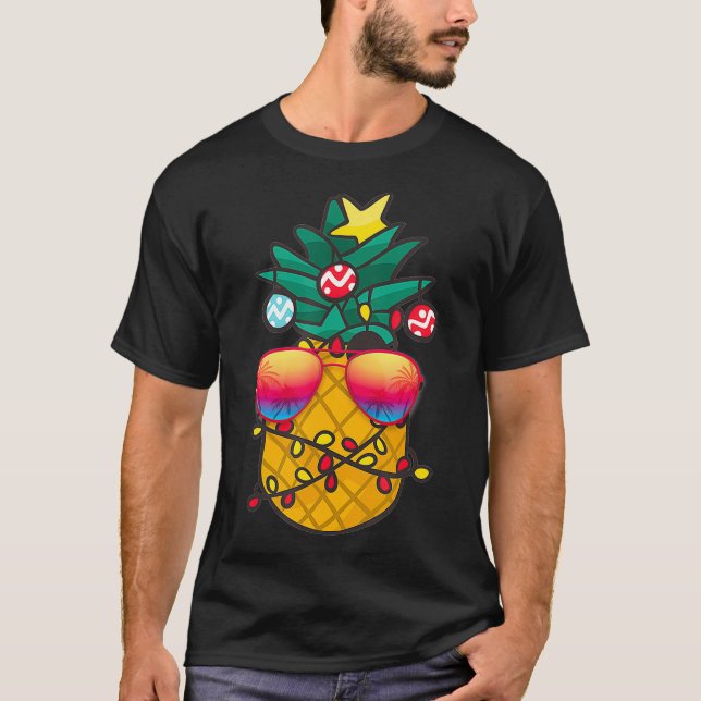 Camiseta Abacaxi Árvore de Natal Praia Verão Óculos de sol  (Frente)