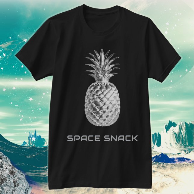 Camiseta Abacaxi de Prata de Snack Espaço (A t-shirt with silver pineapple and 'Space Snack' caption, for sci-fi fans and aspiring astronauts)