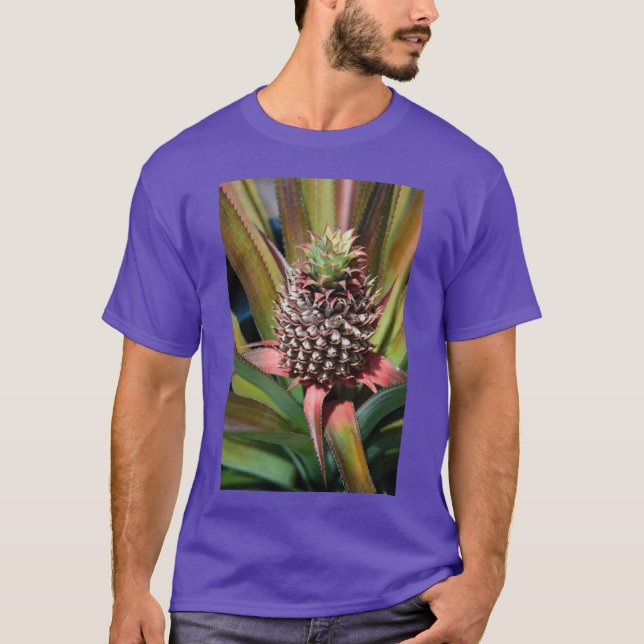 Camiseta Abacaxi jovem crescendo sob o sol tropical (Frente)