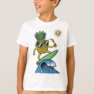 Camiseta Abacaxi legal está surfando na praia do Vibrante d