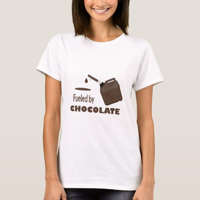 Camiseta Abastecido pelo t-shirt do chocolate (Frente)