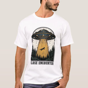 Camiseta Abdução na Floresta Alienígena - Gravação Vintage