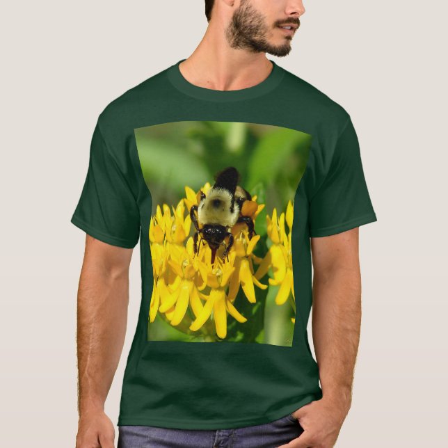 Camiseta Abelha se alimentando de flores silvestres de erva (Frente)