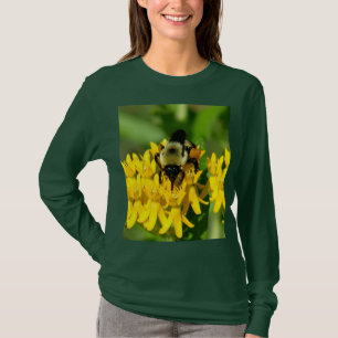Camiseta Abelha se alimentando de flores silvestres de erva