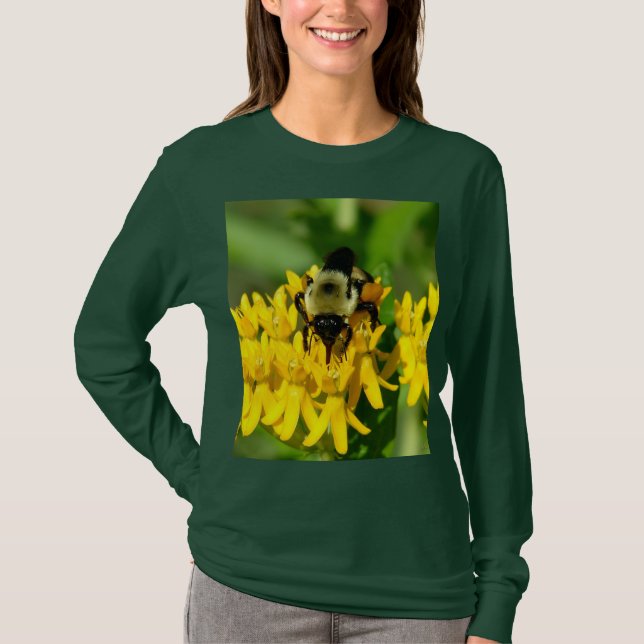 Camiseta Abelha se alimentando de flores silvestres de erva (Frente)