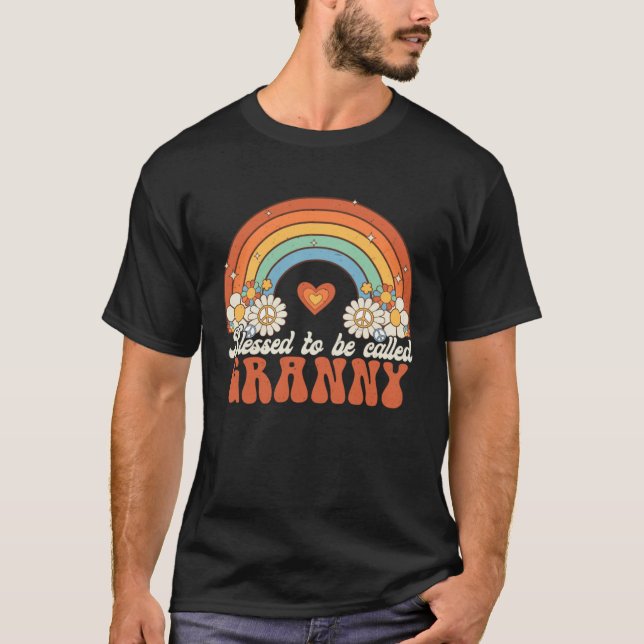 Camiseta Abençoado Seja Chamado Avó Groovy Rainbow Mães (Frente)