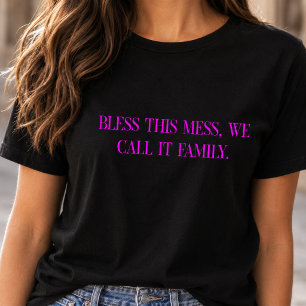 Camiseta Abençoem esta Bagunça que Chamamos de Família