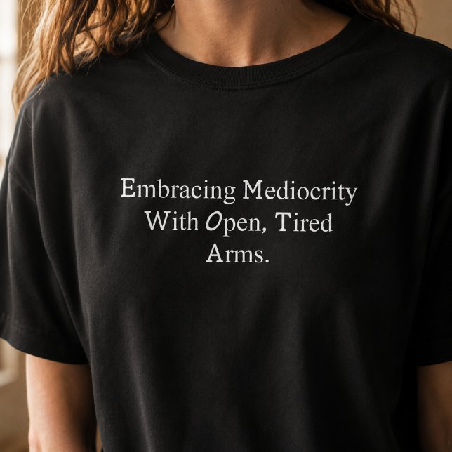 Camiseta Abraçando a Mediocridade com Braços Cansados e Abe (Criador carregado)