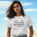 Camiseta Abrace o próximo capítulo: "Finalmente Divorciado"<br><div class="desc">Apresentando nossa camiseta "Finalmente Divorciada", uma declaração divertida e espirituosa de liberdade e resiliência novas. Feito com sofisticação em mente, a elegante tipografia negra contra um cenário branco primitivo adiciona um toque de humor à mensagem. Embalada com a hashtag #divorcedaf, esta camisa captura o espírito de libertação com uma reviravolta...</div>