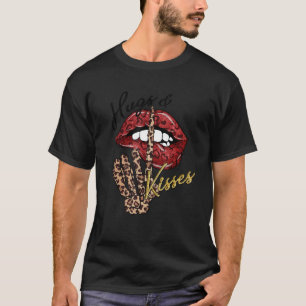 Camiseta Abraços Esqueleto Mão Lábios Beijos Corações de Le