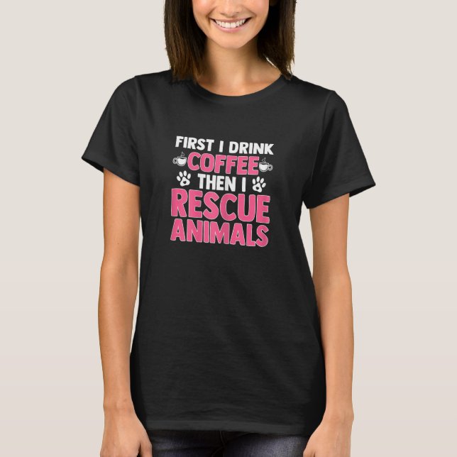 Camiseta Abrigo Para Animais Primeiro Eu Bebo Café Depois E (Frente)