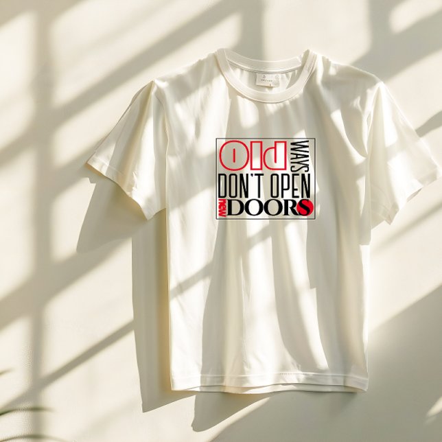Camiseta Abrir a nova porta com a letra vermelha preta (Criador carregado)