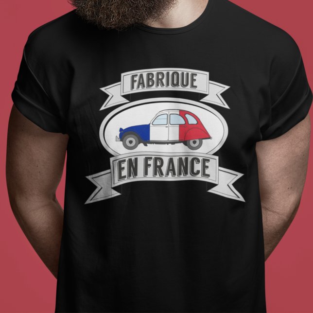 Camiseta Abzeichen Oldtimer 2cv fabrique en France (2CV T-Shirt in Black with a Red White Blue Deux Chevaux Illustration)