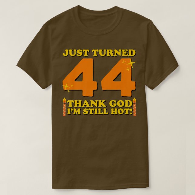 Camiseta Acabo de virar 44 Obrigados Deus Eu ainda sou o 44 (Frente do Design)