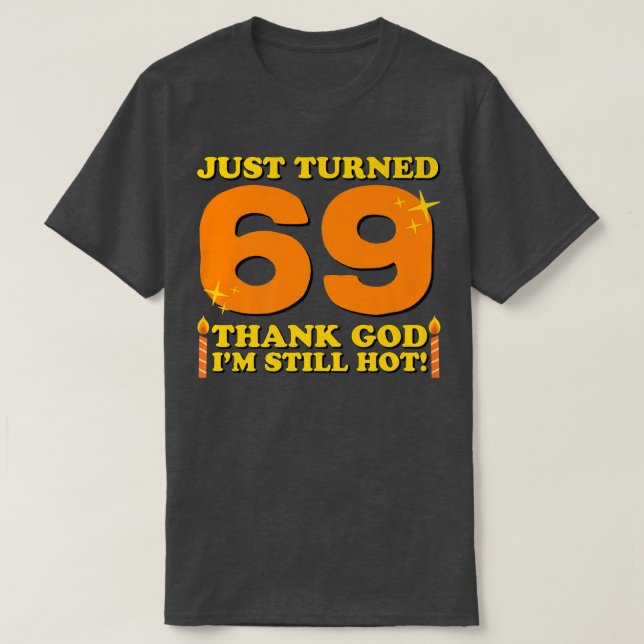 Camiseta Acabo de virar 69 Obrigado Deus Eu ainda estou que (Frente do Design)