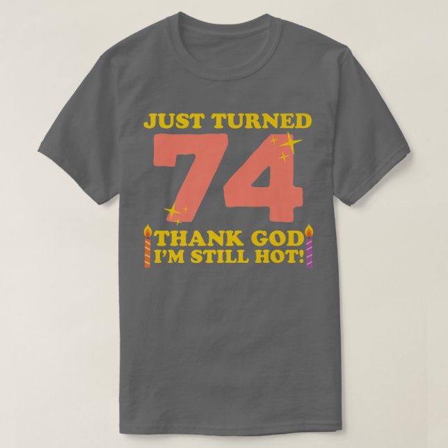 Camiseta Acabo De Virar 74 Obrigados Deus Ainda Estou Quent (Frente do Design)