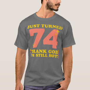 Camiseta Acabo De Virar 74 Obrigados Deus Ainda Estou Quent