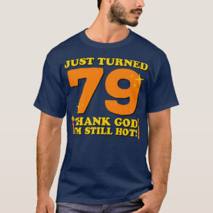 Camiseta Acabo De Virar 79 Obrigados Deus Ainda Estou Quent