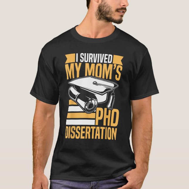 Camiseta Academic PhD Candidate I Survived my Mom s PhD Dis (Frente)