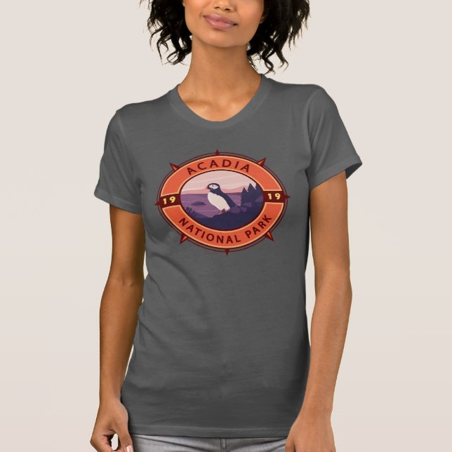 Camiseta Acadia National Park Puffin Retro Compass Emblem (Frente)