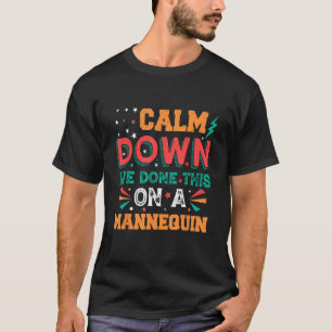 Camiseta Acalme-se, fiz isso em um Mannequim 4