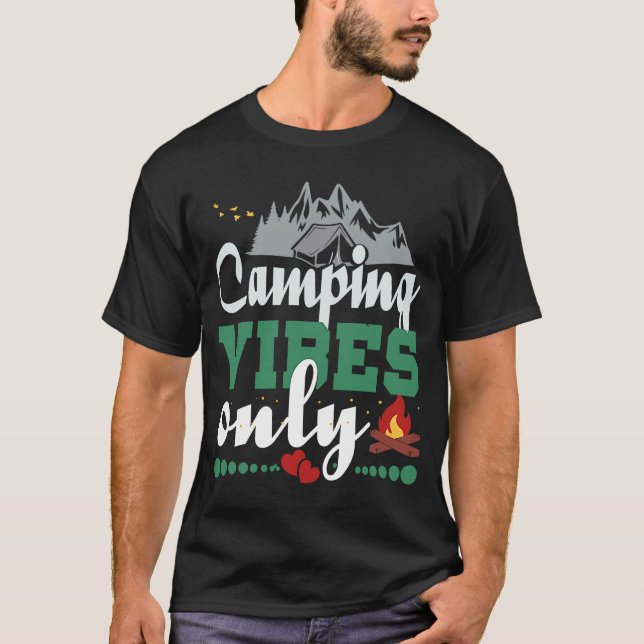 Camiseta Acampamento apenas vibrações inspiradoras acampand (Frente)