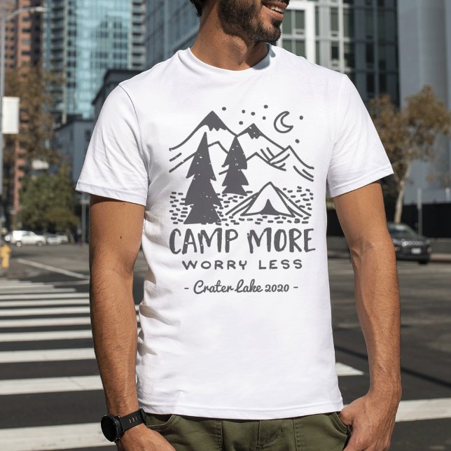 Camiseta Acampamento Mais, Menos Preocupação | Campanha per (Criador carregado)