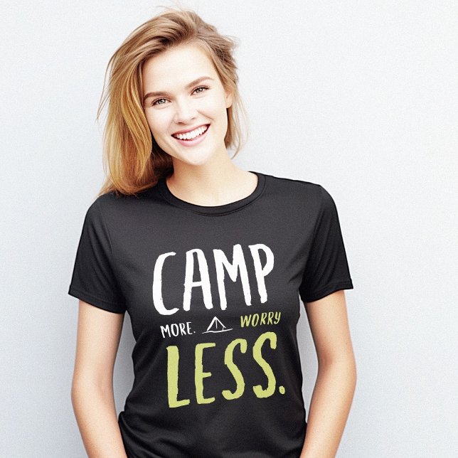 Camiseta Acampamento Menos Mais Capturado Manuscrito (Camp Less More Handwritten Catchy T-Shirt)