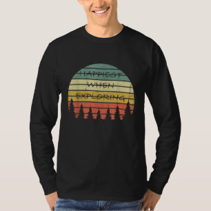 Camiseta Acampamento Retro Mais Feliz Ao Explorar Floresta