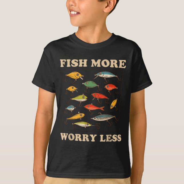Camiseta Acampe com mais pesca e menos preocupações estilo  (Frente)