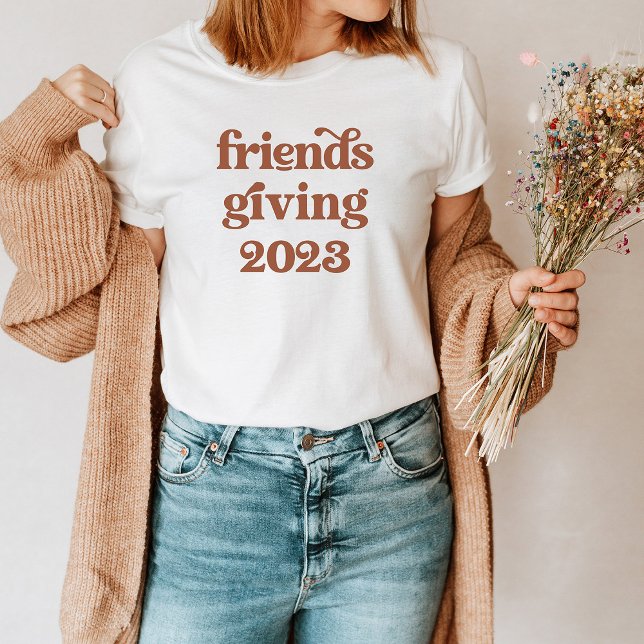 Camiseta Ação de Amizade 2023 | Boho Retro Terracotta (A boho, retro shirt that says "friendsgiving 2023" in terracotta text is perfect to wear to dinner!)