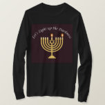 Camiseta Acenda a escuridão Hanukkah Menorah<br><div class="desc">Um presente de Hanukkah excelente para um amado! Vamos acende a escuridão!</div>