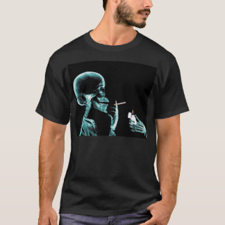 Camiseta acender um cigarro esqueleto de raio-x