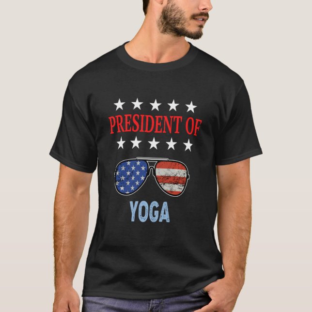 Camiseta Acessórios Engraçados De Yoga Sinalizador Dos Eua  (Frente)