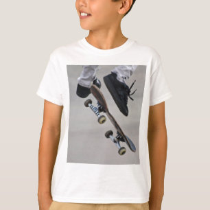 Camiseta Acima no skate do ar