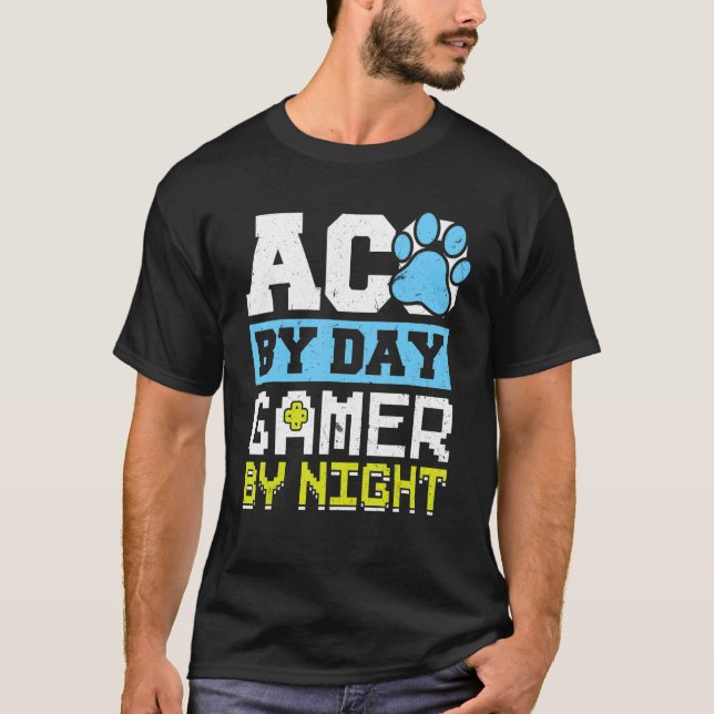 Camiseta Aco By Day Gamer Por Agente De Controle Noturno De (Frente)