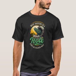 Camiseta Acontece No Buraco Negro Mantém Astronauta Crocodi