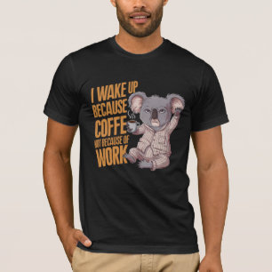 Camiseta Acordar com café Koala. Momento de café bebendo